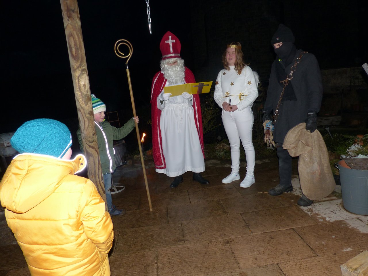 Nikolaus verteilt Geschenke nur im Freien