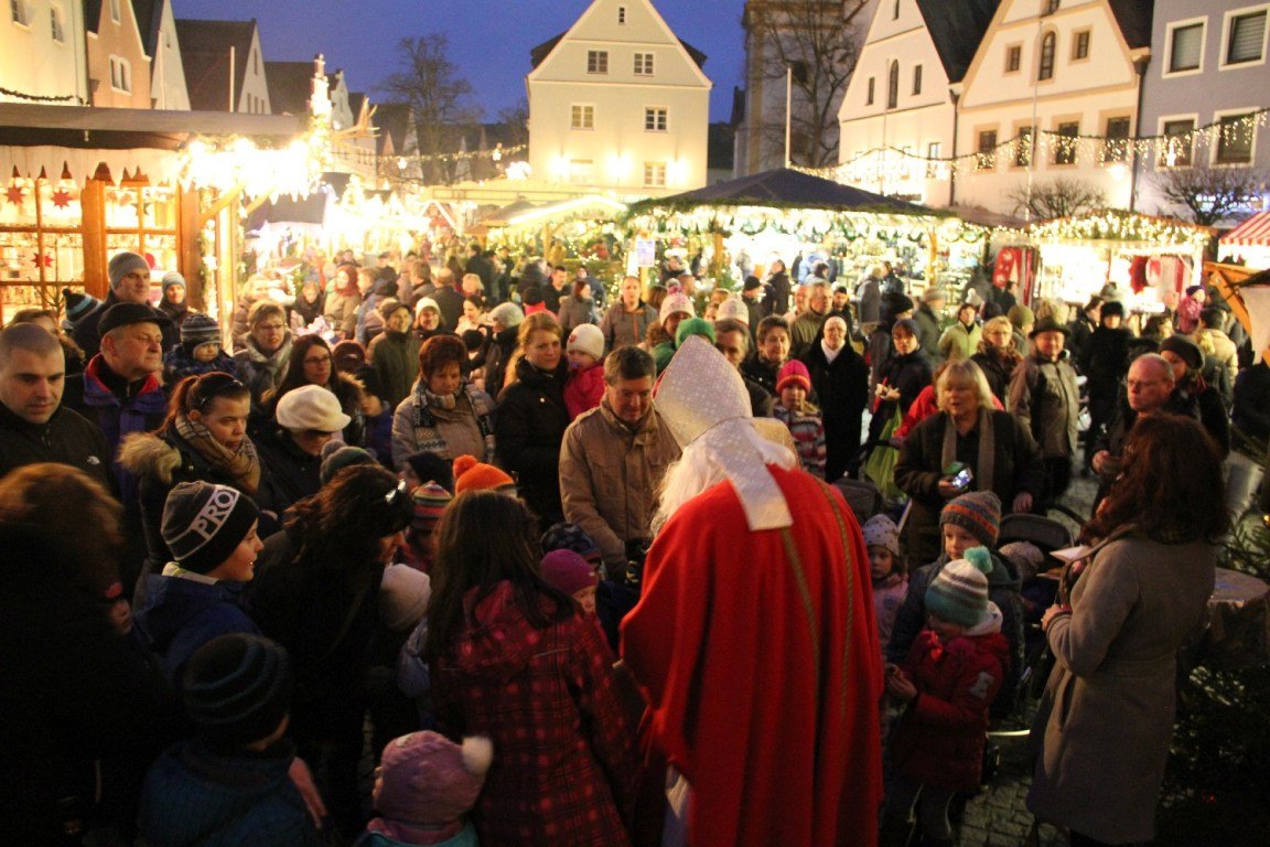 Nikolaus und Engelchen bringen Geschenke und öffnen Weidener Adventskalender