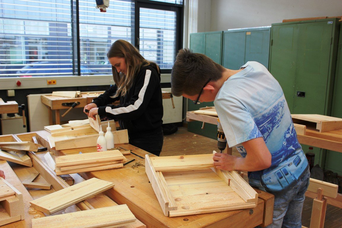 Schüler bauen Nistkästen für Neustädter Wälder