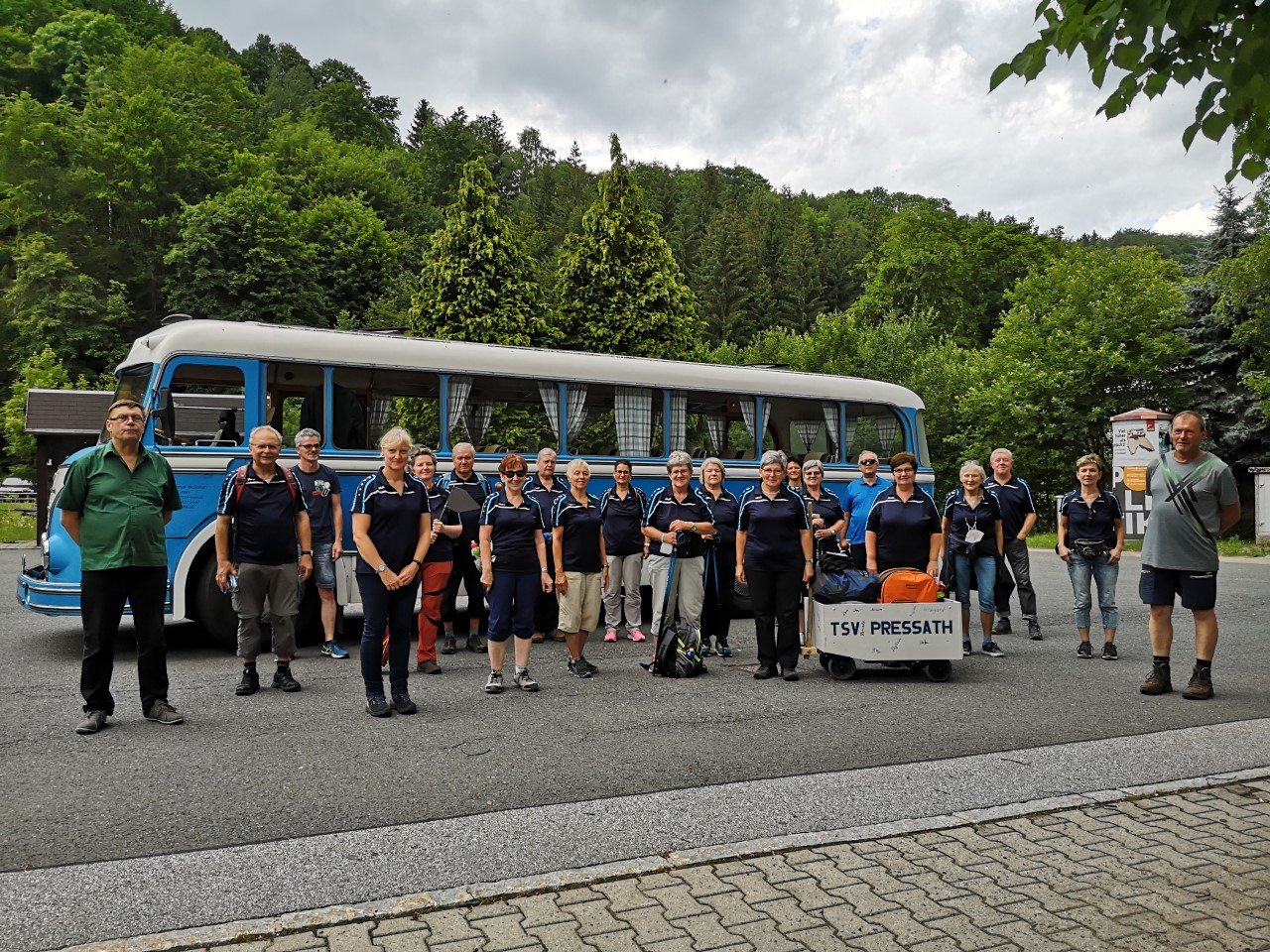 Nordic Walker überraschend im Nostalgiebus