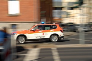 Kind (6) bei Sturz aus Fenster schwer verletzt
