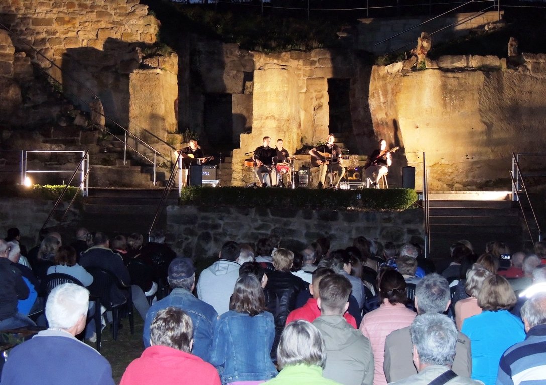 Von Elvis bis Lady Gaga: USAREUR-Rock-Band gab Konzert auf dem Schönberg