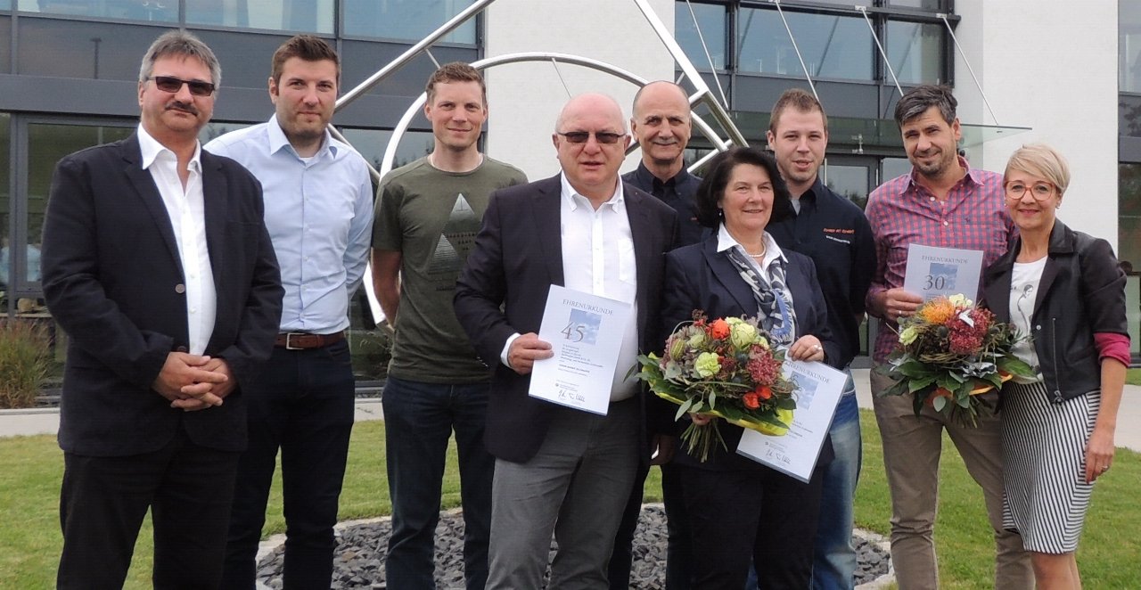 Beitrag zur positiven Entwicklung des Betriebs: Firma Zechmayer zeichnet Jubilare aus