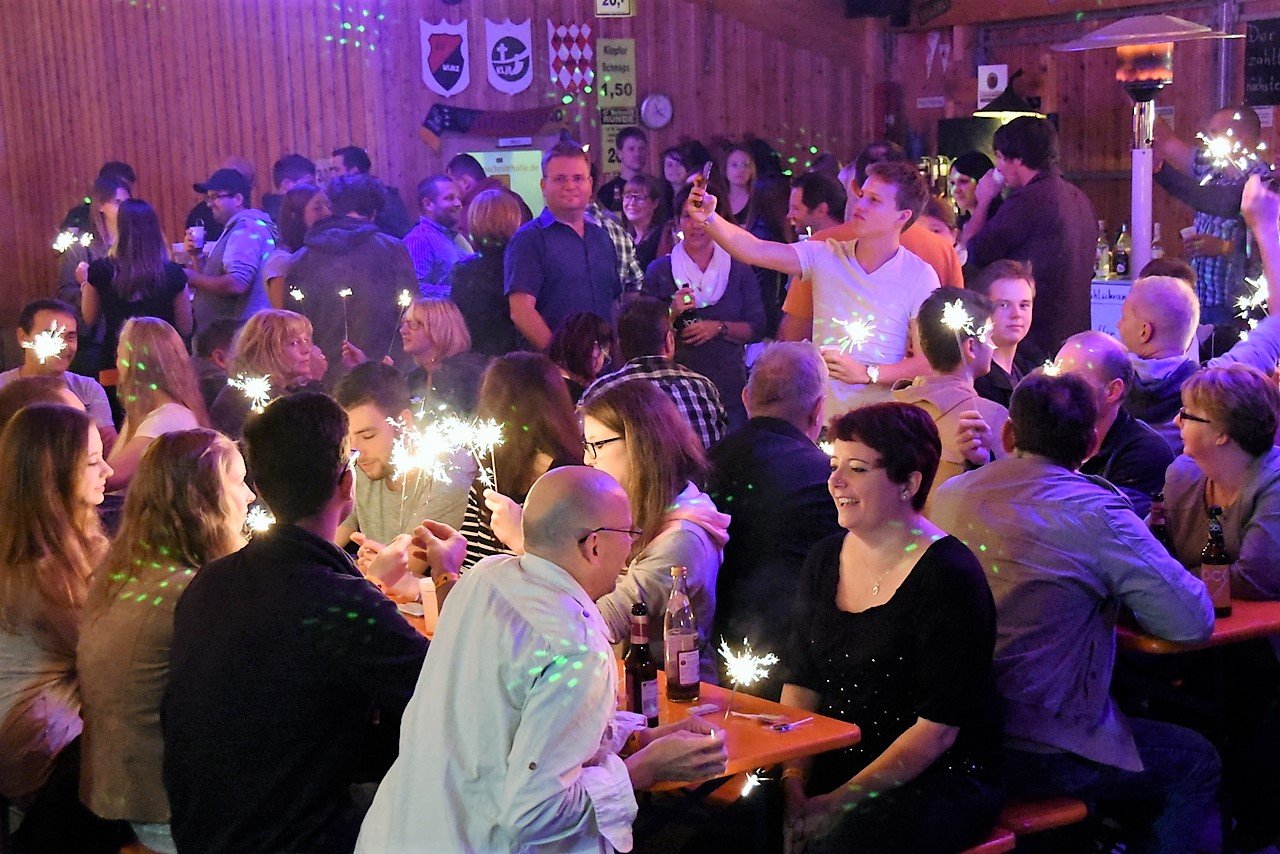 In der O’Schnitt-Halle: Tanzen, Schunkeln und Abfeiern