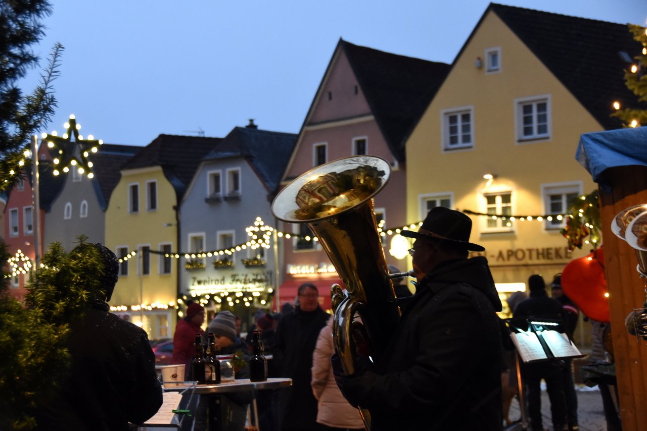 Lichterglanz um’s Adventsstandl