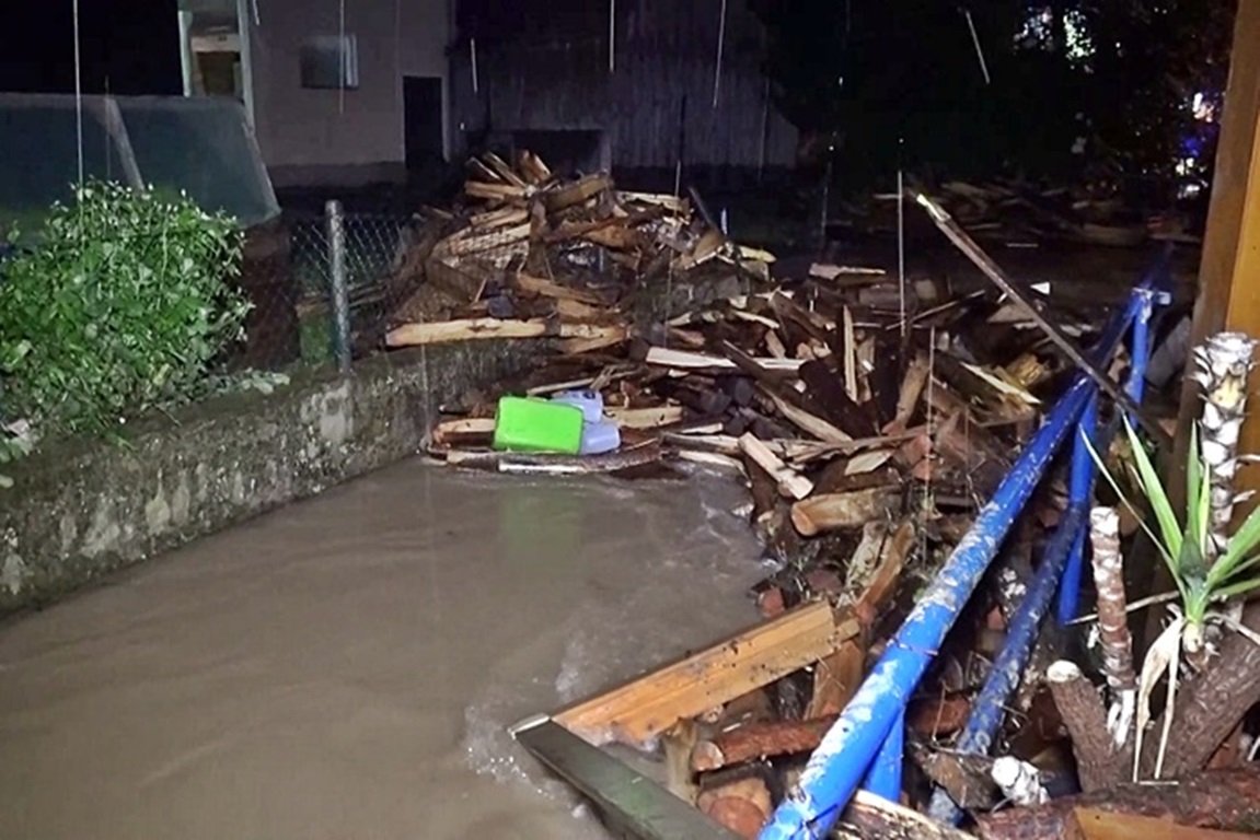 Damm bricht – Oberbibrach unter Wasser