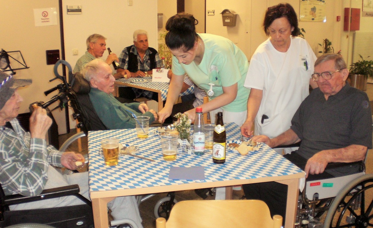 Senioren des Pflegeheimes St. Laurentius feiern Oktoberfest