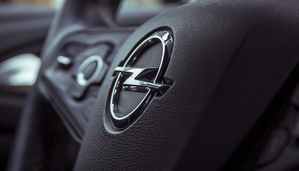 Opel Astra von Firmengelände gestohlen