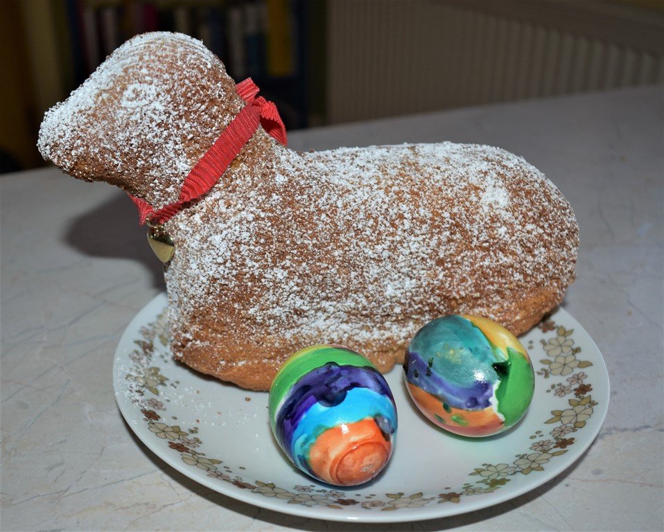 Kinderleicht Osterlamm und Osterkränze backen