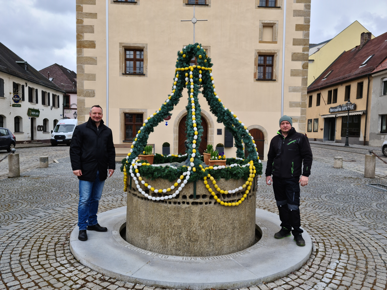 Osterbrunnen erhellt Marktplatz