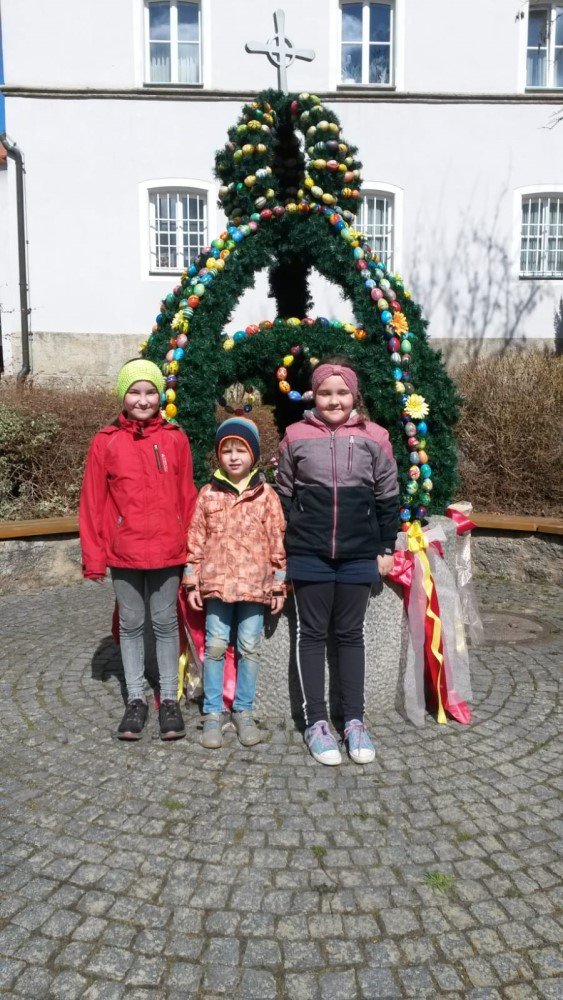 Osterbrunnen erhellt den Dorfplatz
