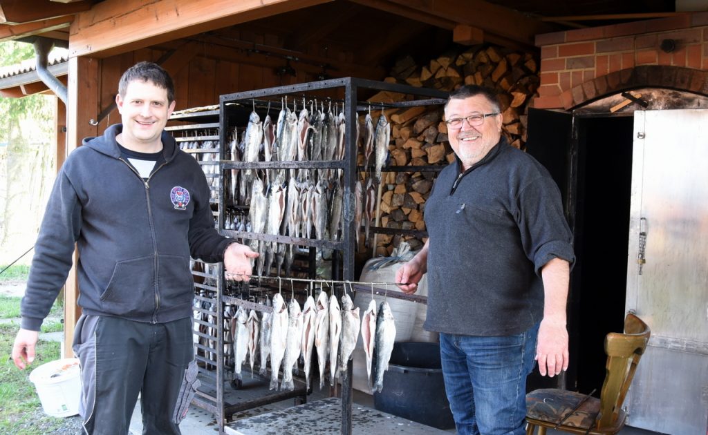 Osterfischmarkt: Viel Arbeit für schmackhafte Spezialitäten