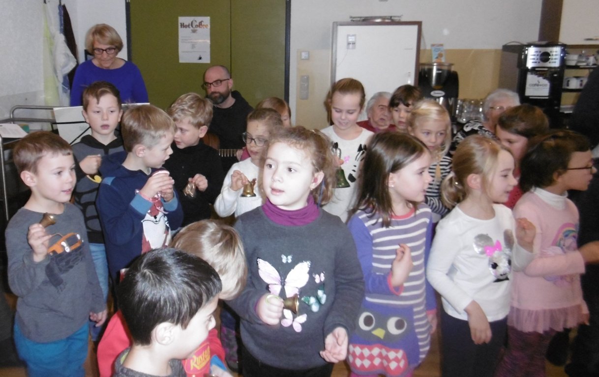 Kindergartenkinder begeistern Senioren mit Weihnachtsliedern und Gedichten