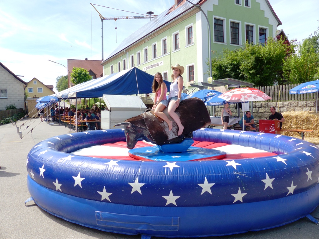 Bullriding sorgt für Riesenspaß beim Feuerwehrfest