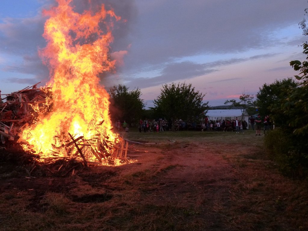 Flammen lodern über Neudorf