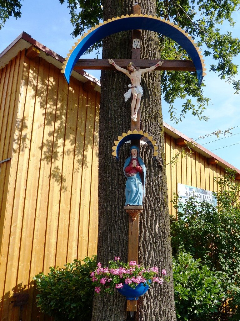 Kreuz ziert die Einfahrt zum Anwesen Kick in Grünau