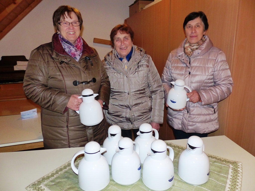 KDFB spendet neue Thermoskannen für Pfarrheim