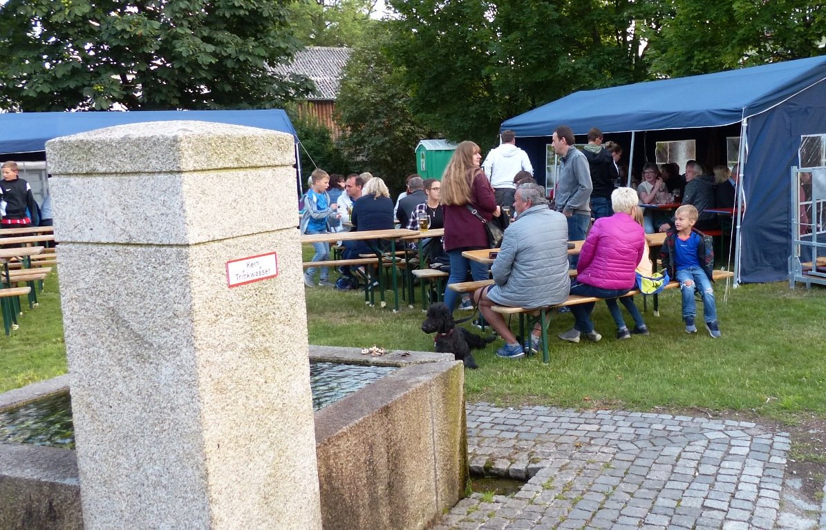 Brunnenfest in Neudorf: Dorfplatz als Festplatz optimal