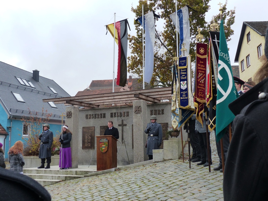 Volkstrauertag in Leuchtenberg: Gedenkarbeit in den Händen der nächsten Generation