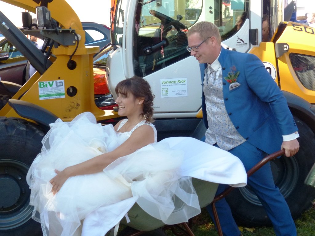 Mit der Schubkarre ins Eheglück: Marina und Johannes sagen Ja!
