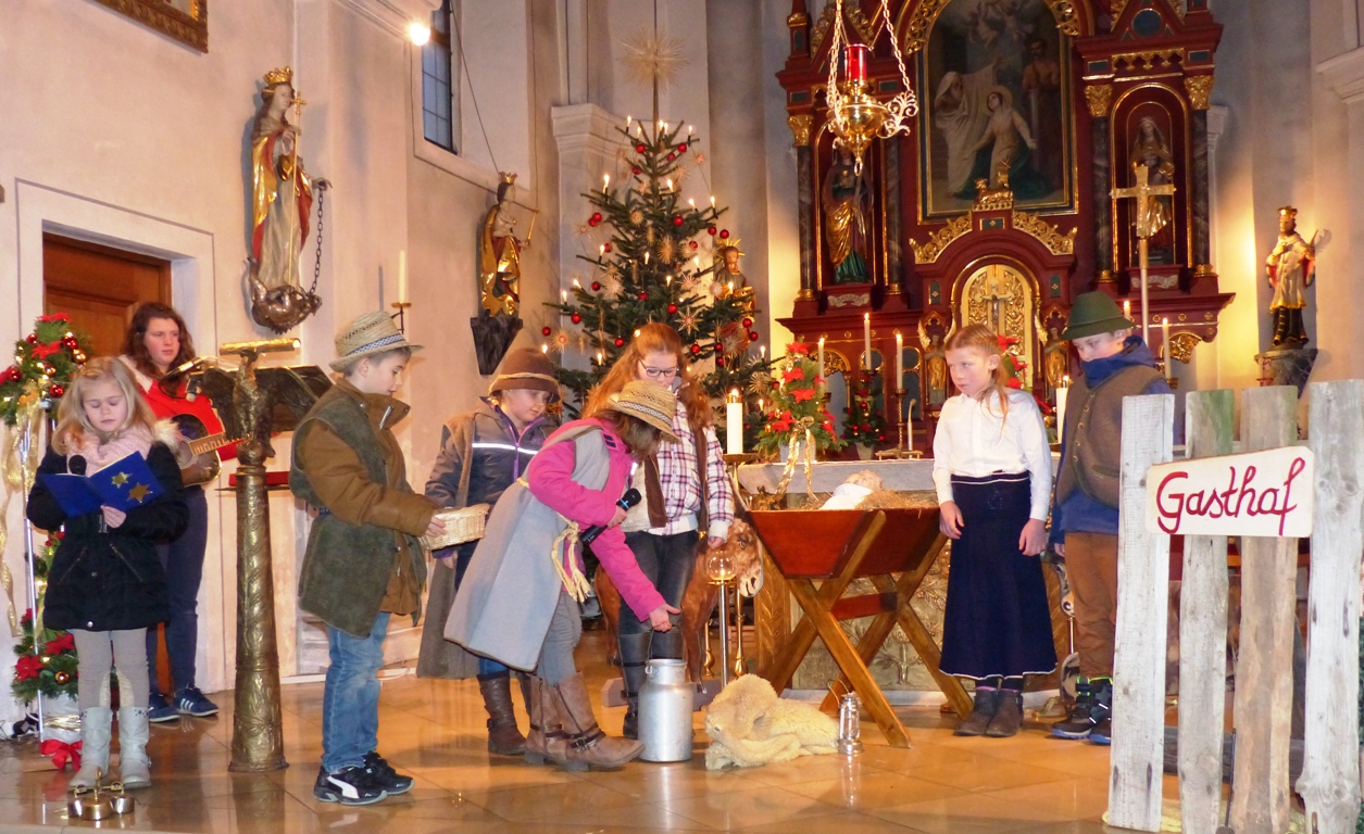 Kommunionkinder beeindrucken mit Krippenspiel