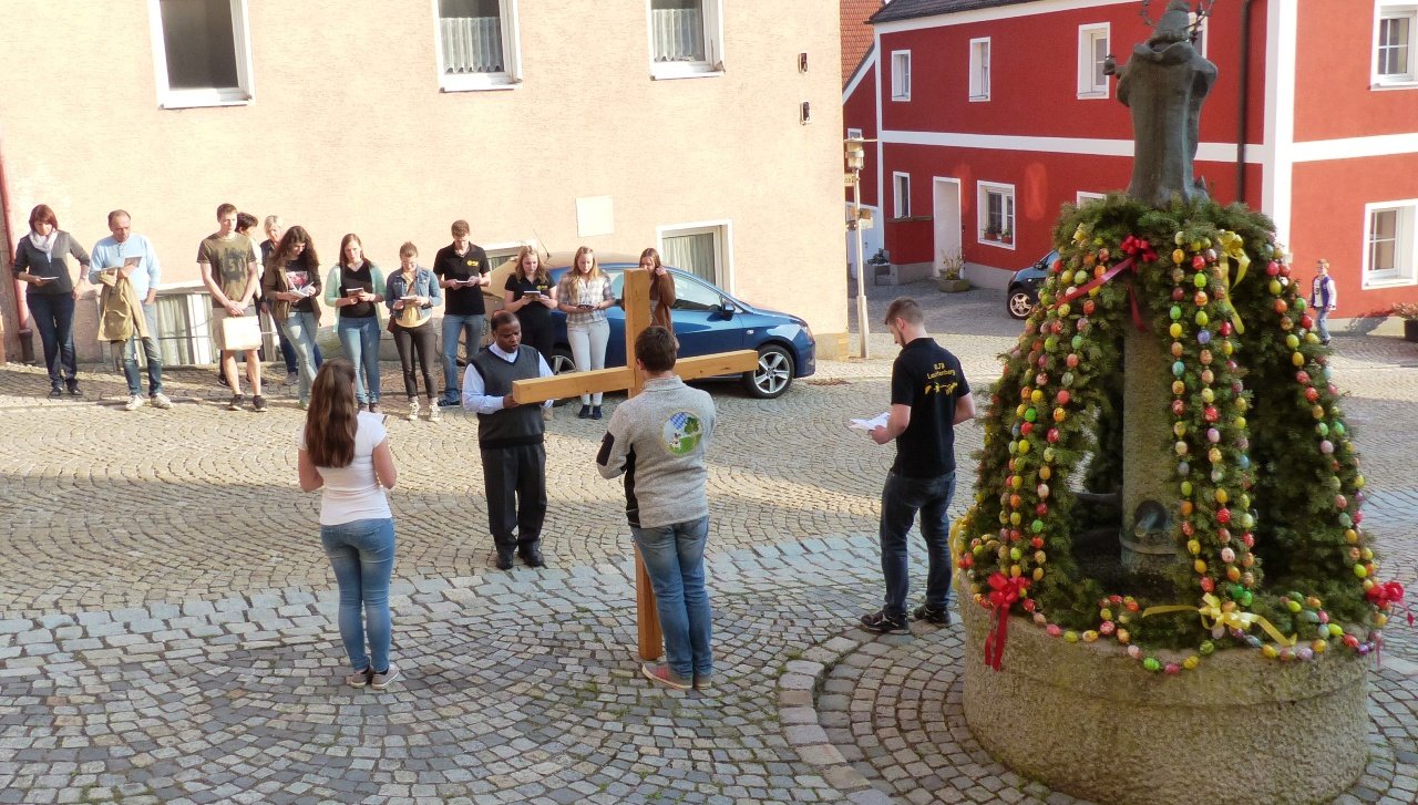 KLJB: Kreuzweg-Andacht rund um die Burg