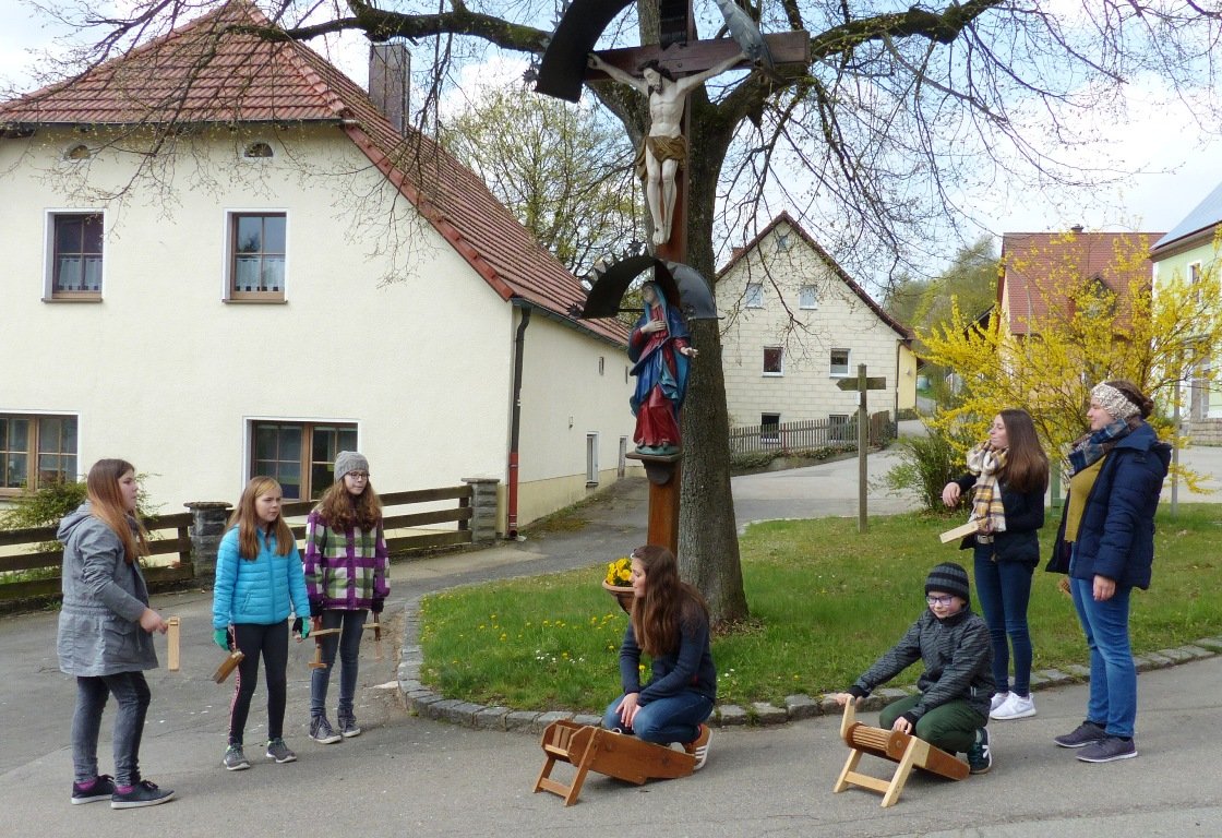 Wenn die Glocken in Rom sind: Kinder ersetzen Geläut durch Ratschen