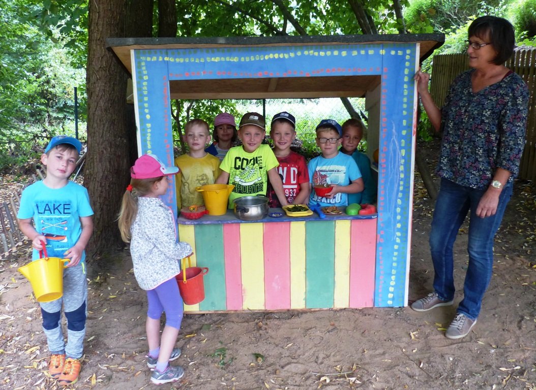 Kindergartenkinder mächtig stolz auf eigene Kinderbude