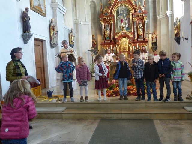 Kindergartenkinder gestalten Erntedankfest
