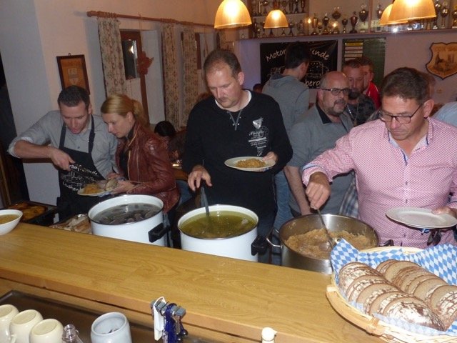 Leuchtenberger lassen sich Schlachtschüssel schmecken