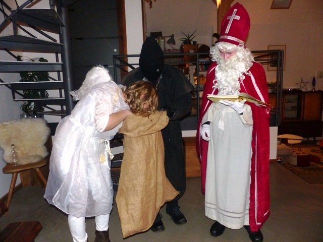 Nikolaus kommt mit Krampus und Engel nach Leuchtenberg