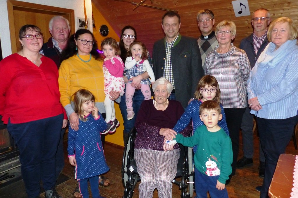 Enkel, Urenkel und ein ganzes Dorf gratulieren zum Jubiläum