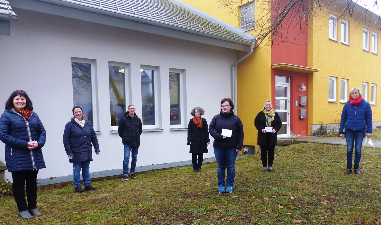 300 Euro aus Maskenverkauf gehen an Grundschule und Kindergarten