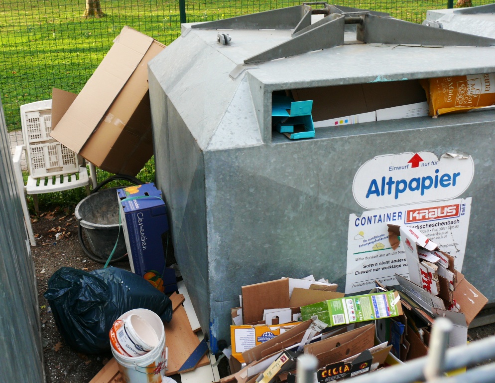 Altpapier richtig entsorgen: Zu große Kartons müssen draußen bleiben