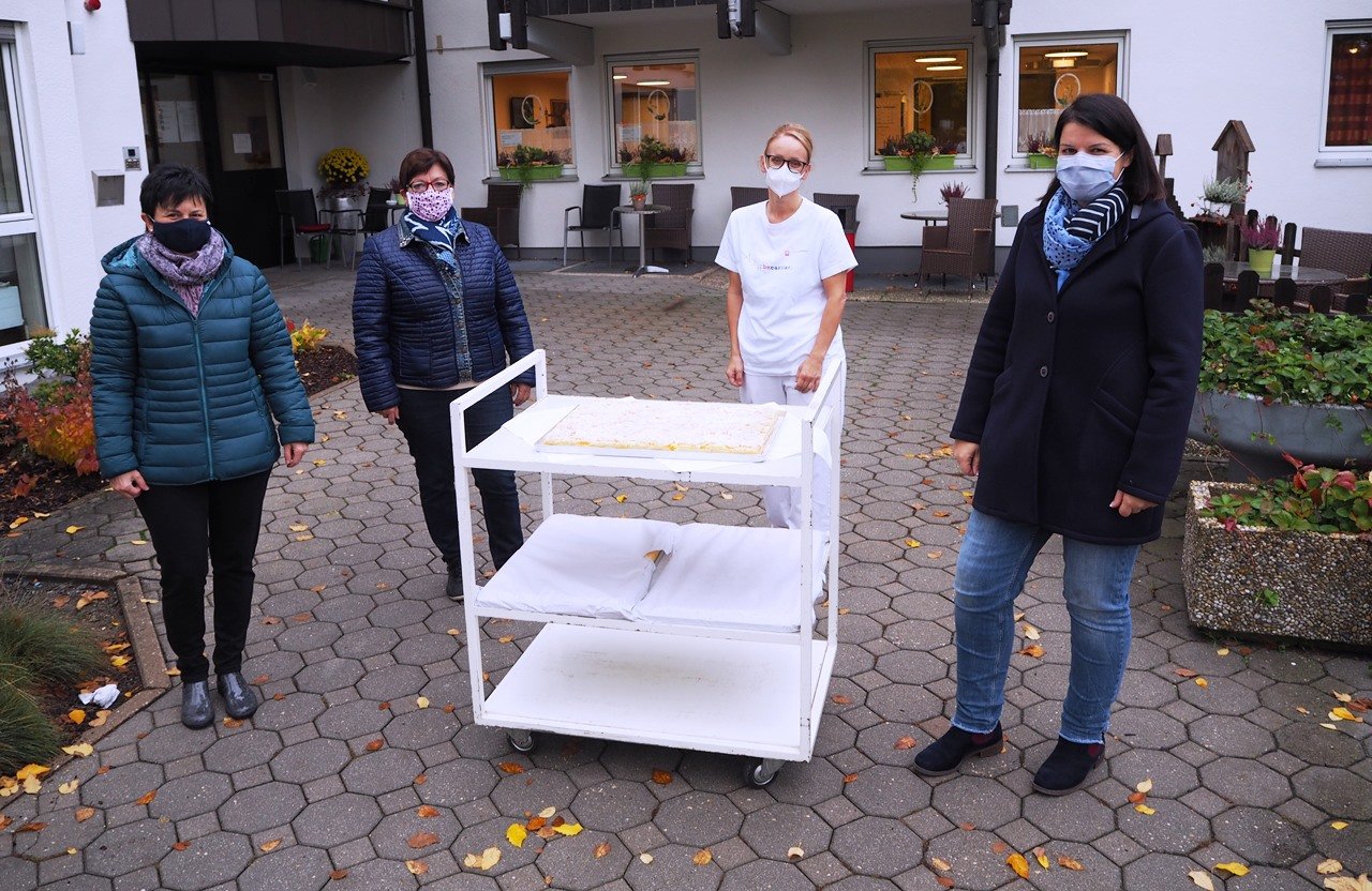 Frauenbund überrascht Senioren mit leckerem Kuchen