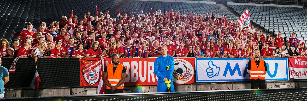 FC Bayern Fanclub unterstützt Manuel Neuer beim Werbedreh