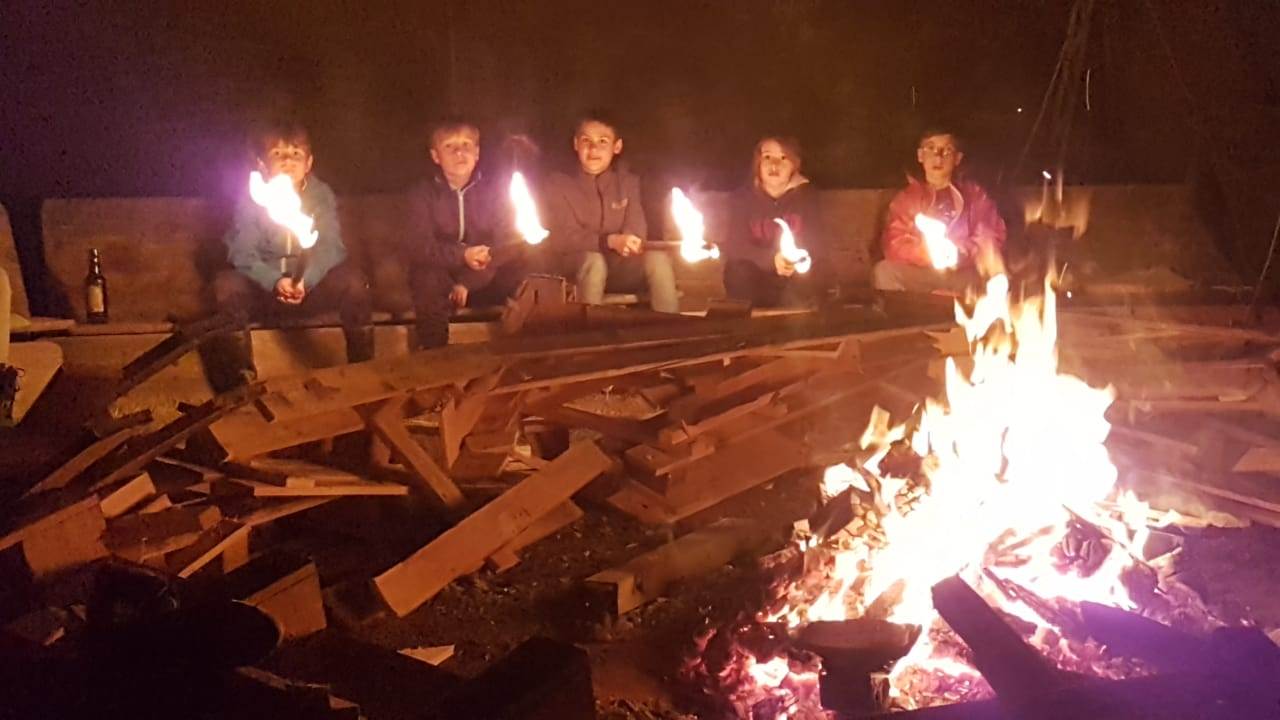 „Bayerisches“ Pfingstzeltlager: Motto und Wetter passen