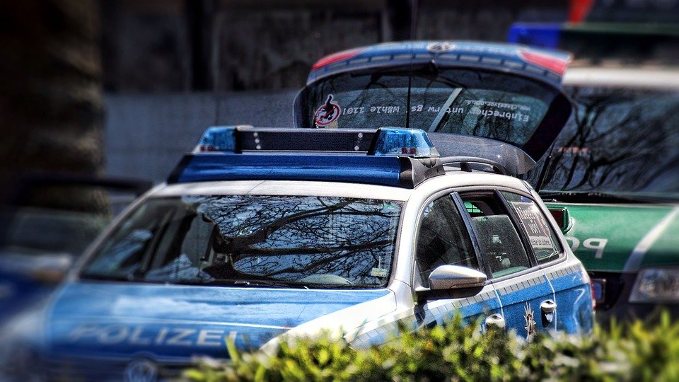 Vandalismus und Fahrerflucht: Polizeiinspektion Tirschenreuth ermittelt in Fuchsmühl und Wiesau