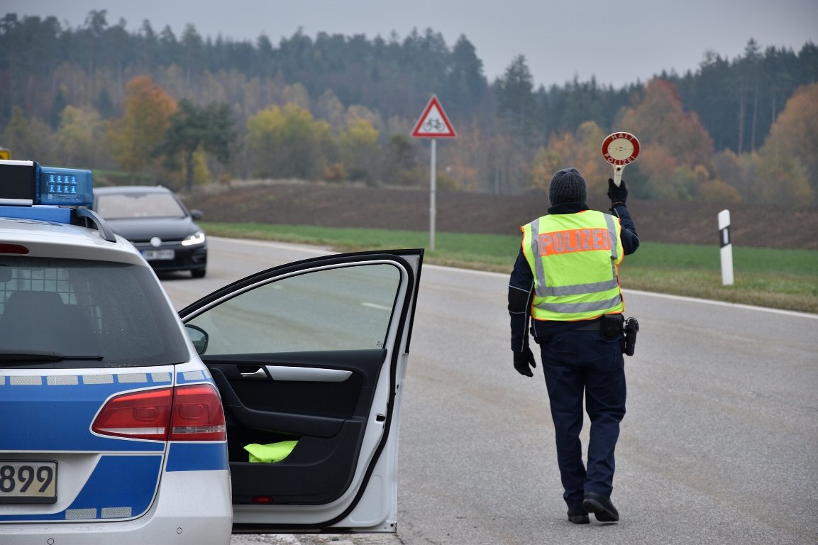 Unter Drogeneinfluss gefahren und verbotene Dinge an Bord