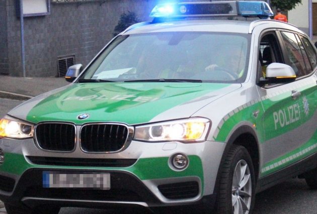 Mit Holzscheit die Seitenscheibe eines Autos eingeschlagen