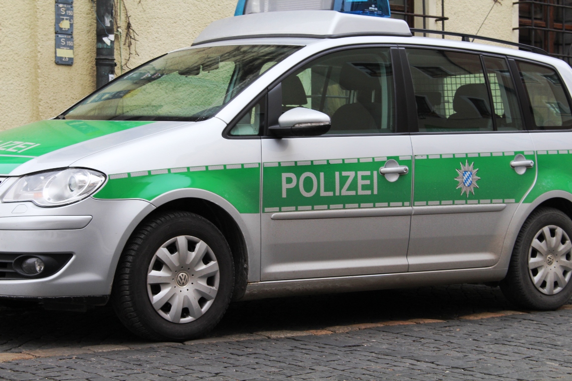 Schwarzes „f“ auf Fassaden gesprüht