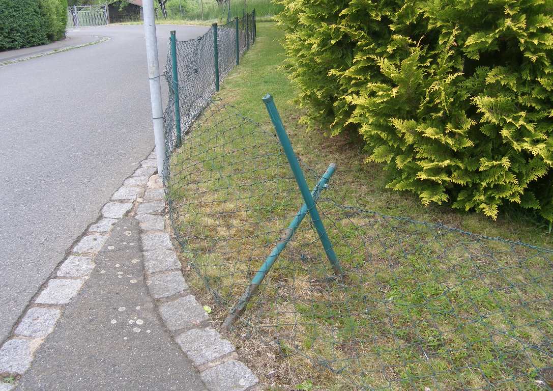 Zaun demoliert: Wer war das?