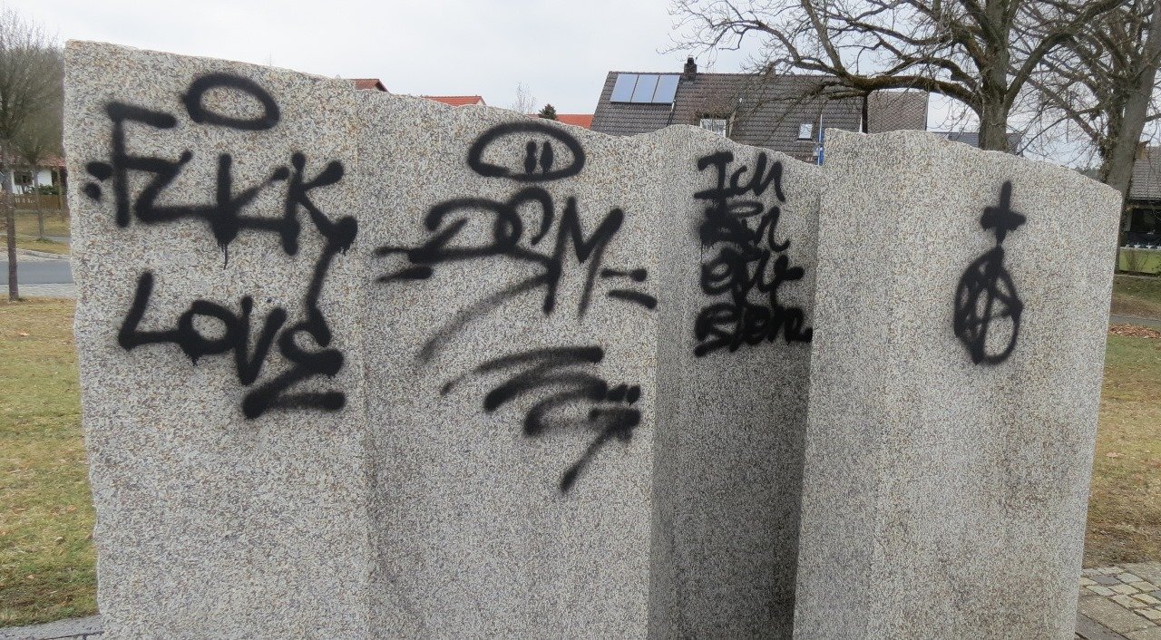 Sprayer verunstalten Dorfgmünder Kirchplatz