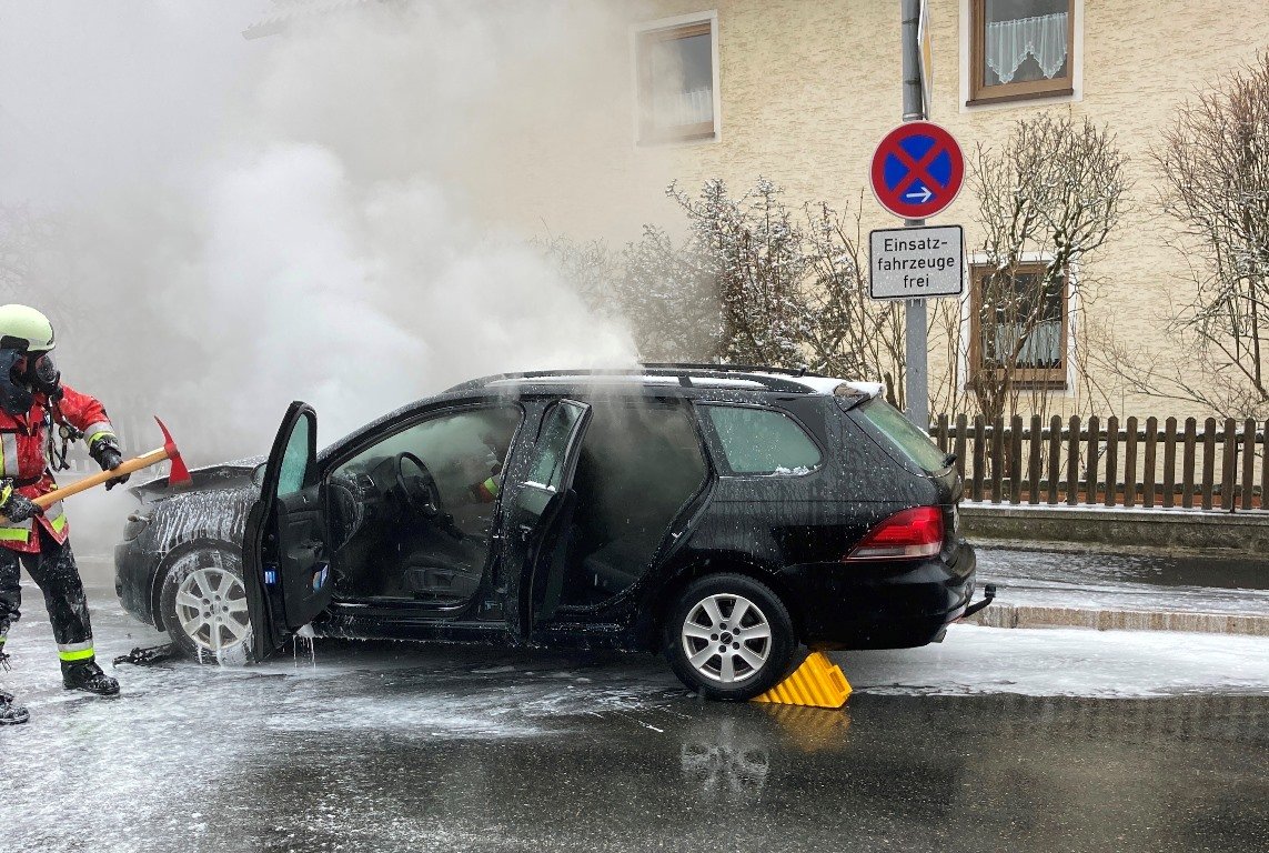 Auto geht in Flammen auf