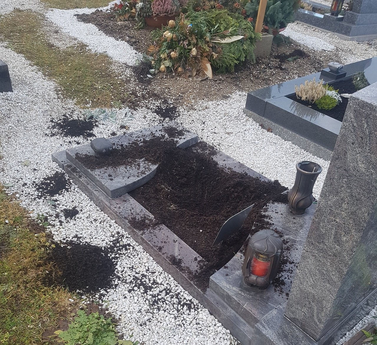 Unbekannte verwüsten Grab