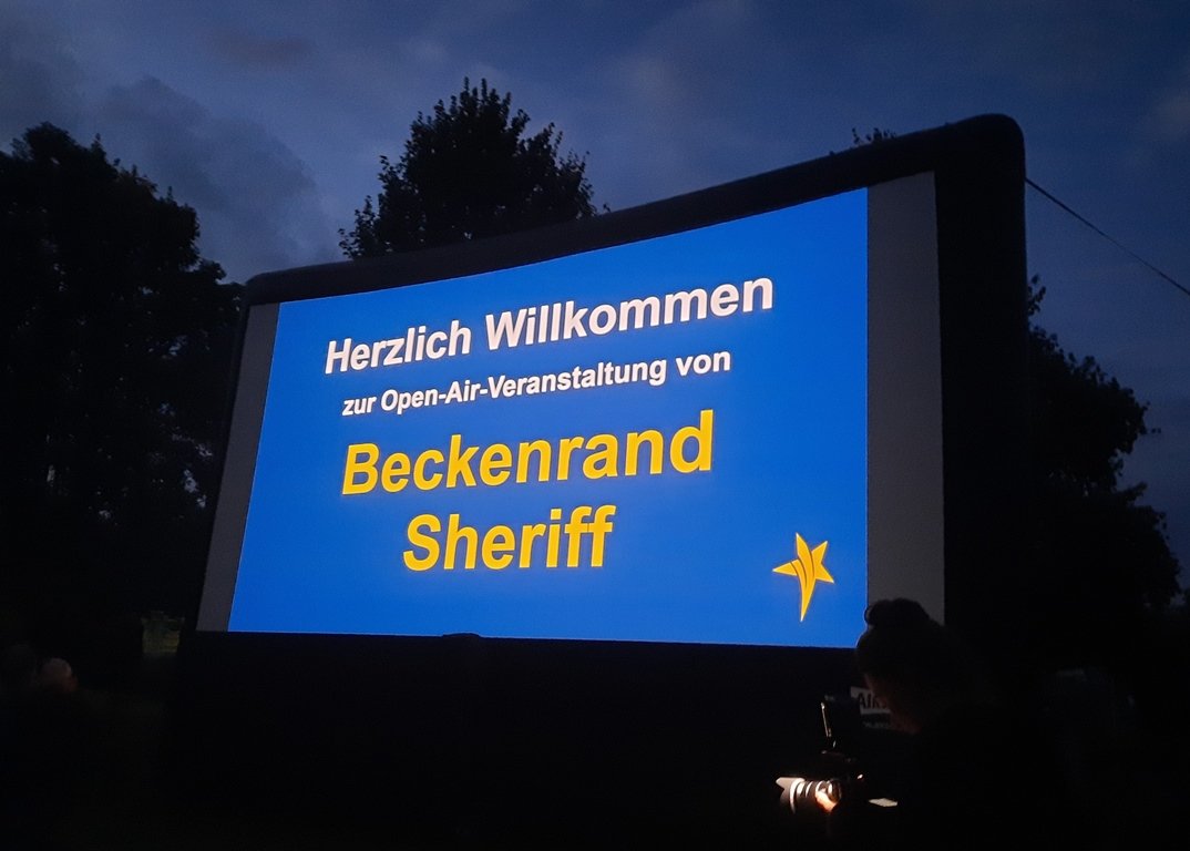 Viel Prominenz bei Premiere von „Beckenrand-Sheriff“
