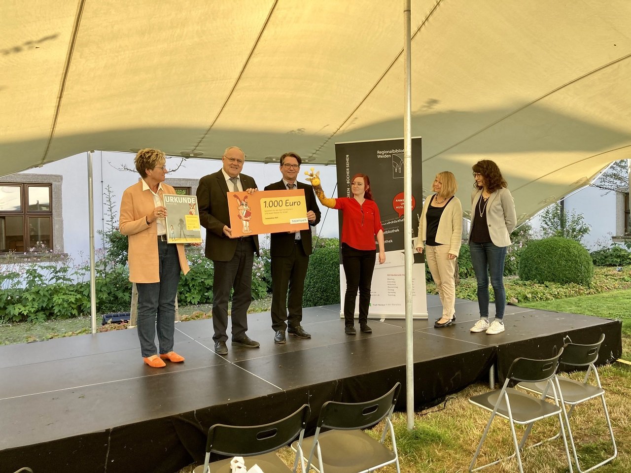 1.000 Euro für Regionalbibliothek Weiden