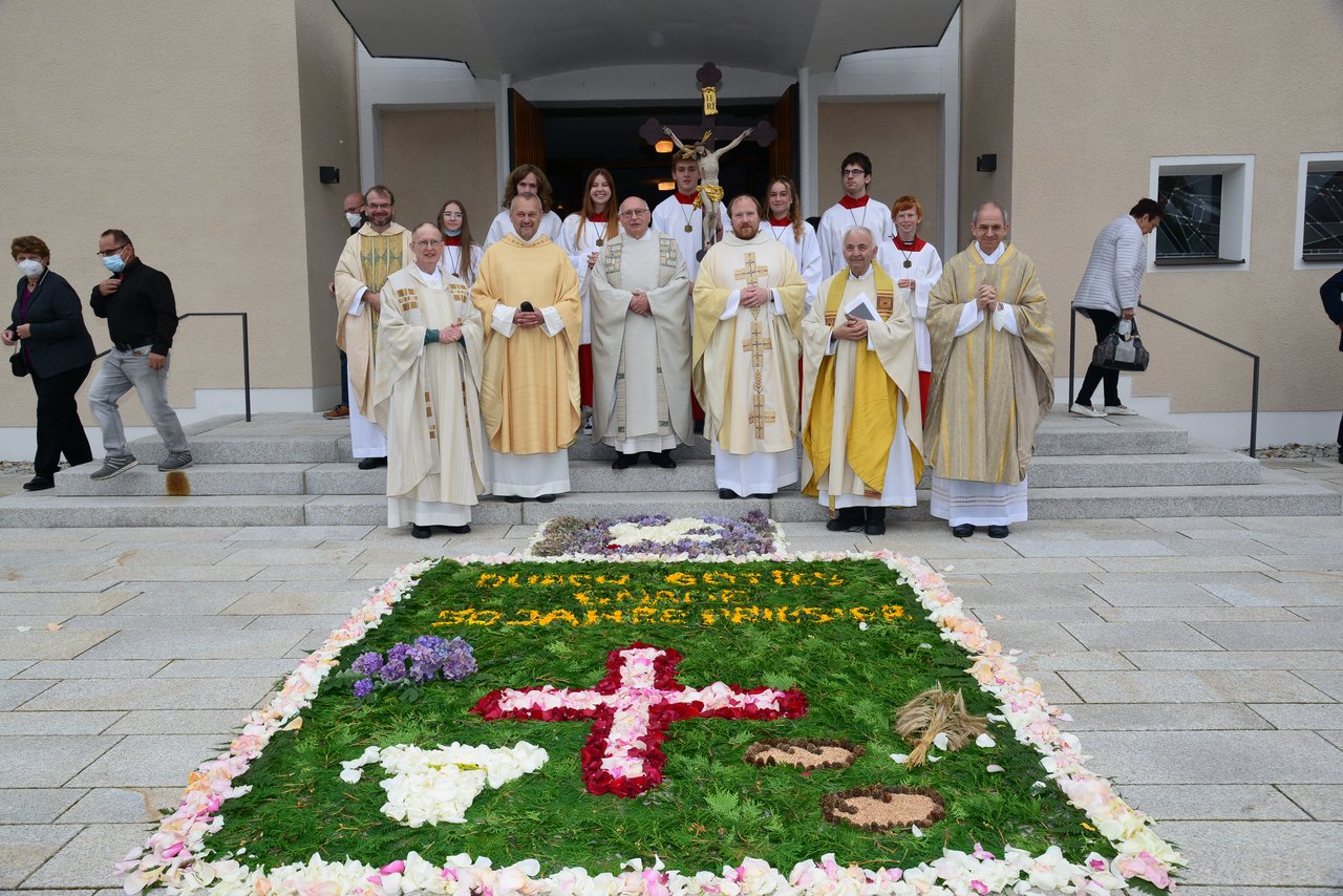 50 Jahre im Dienste der Kirche: Pemflinger und Schirmitzer feiern ihren Pfarrer
