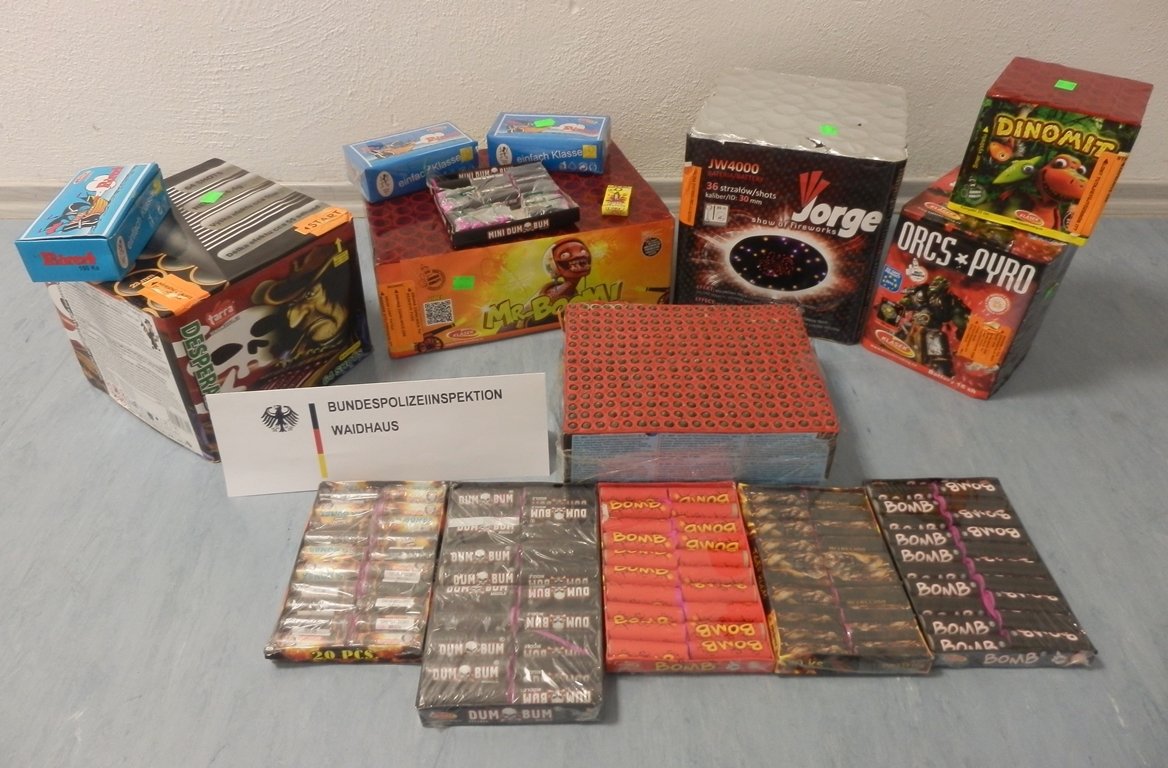Erster Advent mit Kugelbomben und Waffen