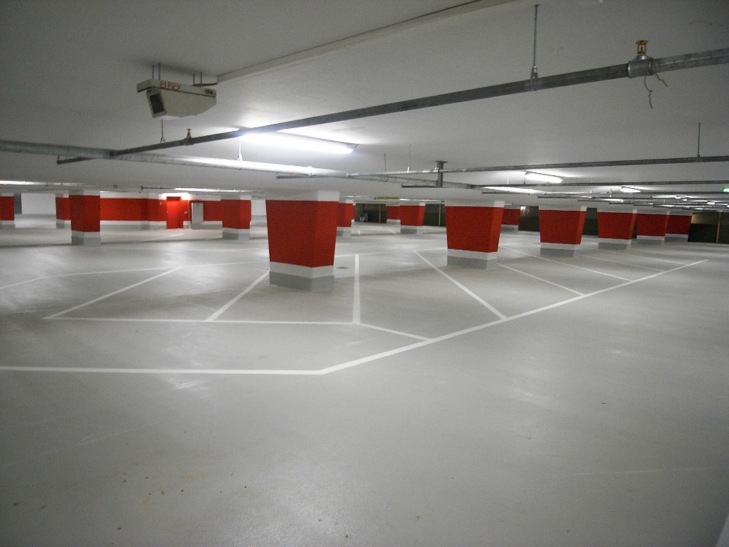 Vier beschädigte Autos in Klinikum-Tiefgarage